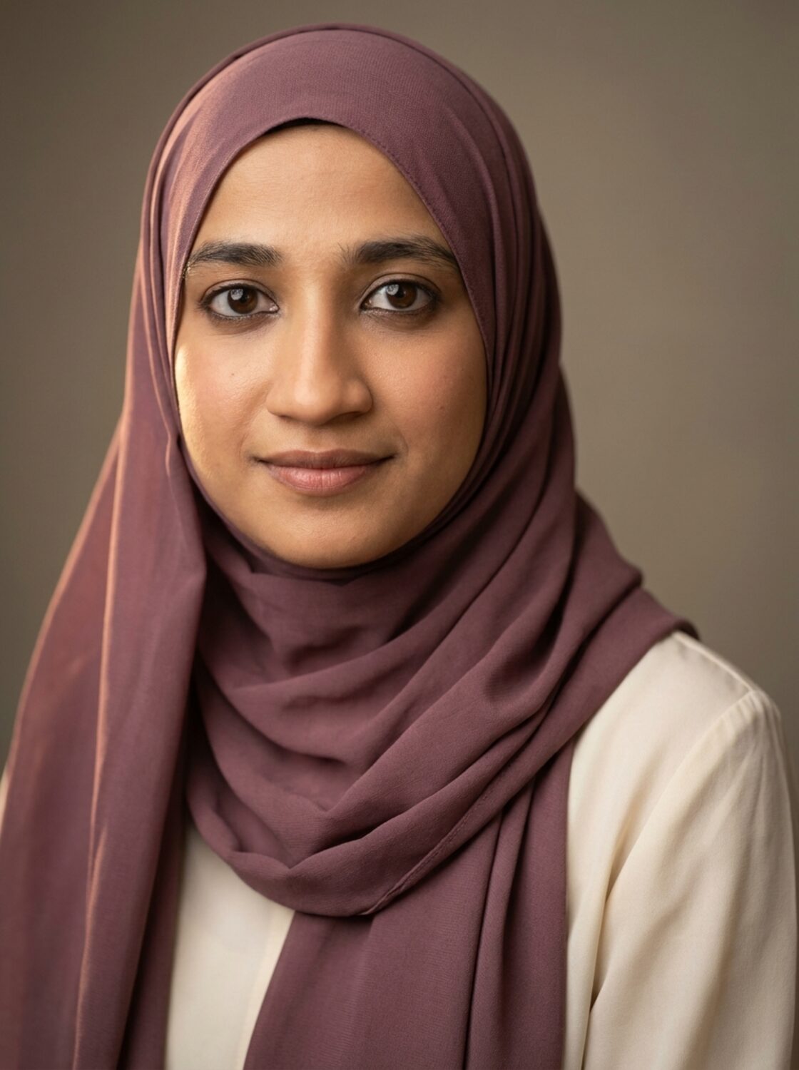 Sheerose Pardhan, couples and family therapist in Pierrefonds, wearing a plum hijab